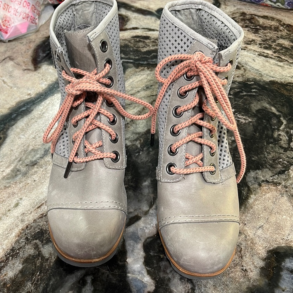 Sorel Woman’s Gray Ankle Boot